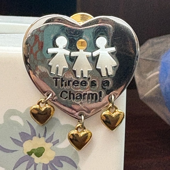 Three's a Charm! Brooch Dangling Hearts Silver & Gold Tone Signed Abbey Press. - Picture 1 of 6
